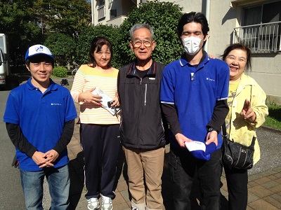 お客様は親御様と３人で片付け作業を行うため、これまで熊本から福岡へ遺品整理をするために７回も整理作業へ来られていたそうです。自分達でできる範囲は３人で協力して 続けていたものの、体力的にも限界を感じ始めて残りの作業はプロにお願いしようと 思ったそうです。そこでスマートホンで業者探しをはじめました。何でも屋、便利屋と 検索をしていたところ、福岡No1「お客様の声」を獲得する福岡の便利屋という言葉に目がとまり【便利屋】暮らしなんでもお助け隊 福岡平尾店のホームページにたどり着きました。「とても感じがよくて他の便利屋とは違って片付けを専門でやっており、スタッフのみなさんも最初の ページに登場されていてとても好感がもてました。お客様の声の多さに一番びっくり しました。実際に読ませていただいて依頼することをきめました。」と嬉しいお言葉からお問い合わせのご相談は始まりました。福岡へ到着後お見積にお伺いし後日作業をさせていただくことになりました。「さすが片付け専門でやっている便利屋ですね！私たちと 違って作業の要領もよく早くて丁寧で安心してお任せできました。しかもお掃除まで やっていただいて本当に助かりました。何でもやってくれてありがとうございました。」と作業が完了したお部屋をみてお客様はほっとされていました。最後はスタッフ全員と 一緒に写真撮影までご協力いただきました。